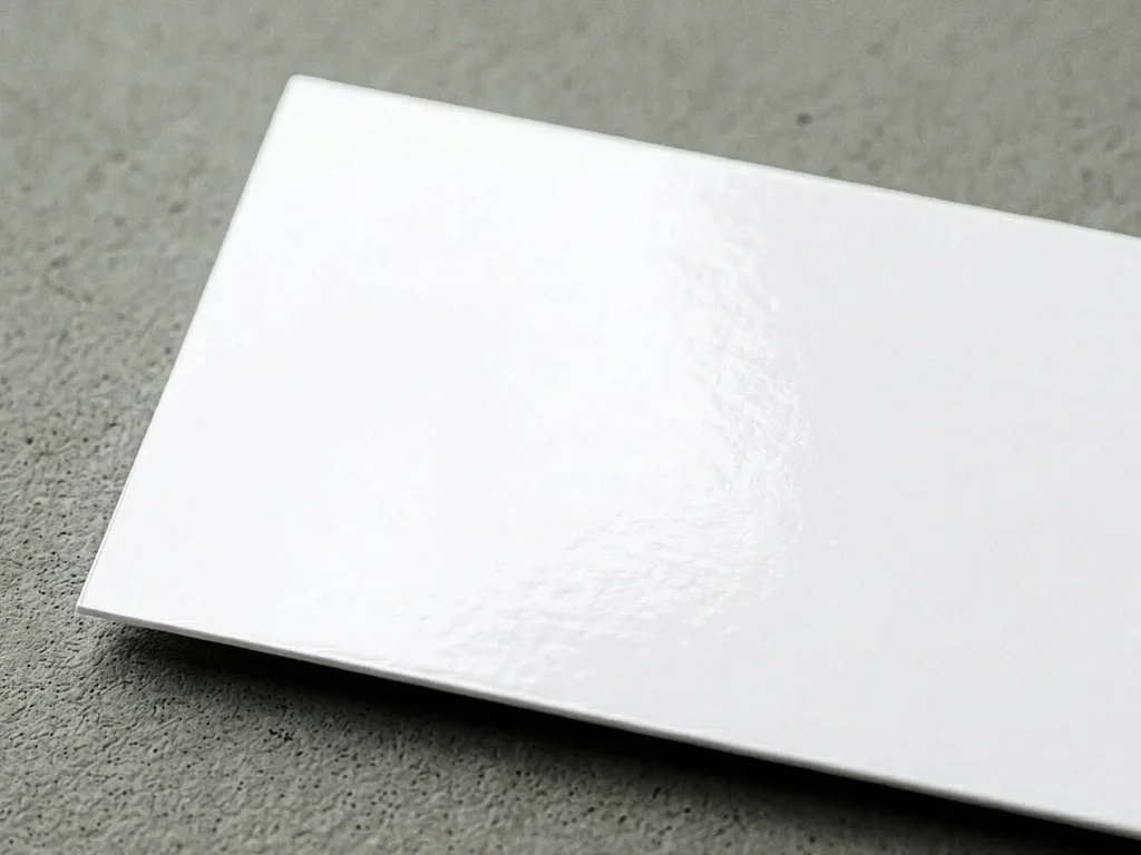 Shiny Gloss Coated business card stock highlighting high-contrast colors and sharp detail, perfect for image-heavy designs and photography.